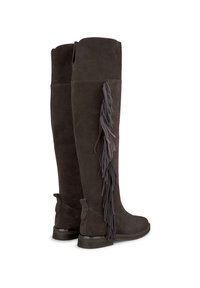 Botas de ante gris hasta la rodilla con detalles de flecos en el lateral, tacón plano, textura suave y diseño con la parte superior abierta.