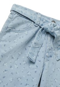 Svetle modré džíny s květinovým vzorem, páskem s mašlí a tradičními kapsami. Měkká textura a lehký design.