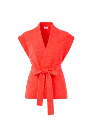 Veste sans manches en maille corail duveteuse avec col large et ceinture assortie nouée en un nœud à la taille, présentée sur un fond blanc.