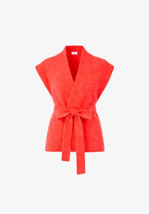 Veste sans manches en maille corail duveteuse avec col large et ceinture assortie nouée en un nœud à la taille, présentée sur un fond blanc.