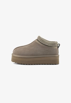 Chaussure mule en daim taupe avec semelle épaisse en caoutchouc et bord côtelé gris tricoté à la cheville, vue de profil gauche sur fond blanc.