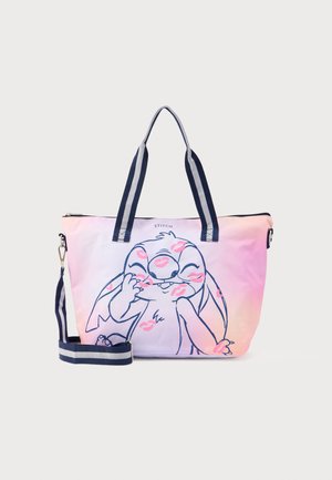 Bolsa tote de lona con un fondo en degradado de rosa a púrpura, con un personaje de dibujos animados y estampados de labios. Asas a rayas en azul marino y correa ajustable.
