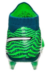 Gröna fotbollsskor med en texturerad ovandel prydd med vågiga svarta mönster, en turkos strump-liknande krage och en vit logotypaccent vid hälen.