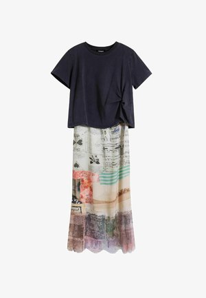 Haut bleu foncé à manches courtes avec un détail noué, associé à une jupe fluide à motifs multiples comprenant des imprimés floraux, rayés et graphiques.