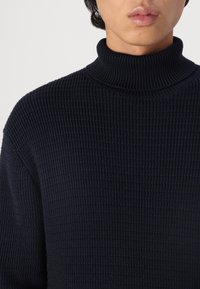 Selected Homme SLHTHEO LS STRUCTURE ROLL NECK - Πουλόβερ - sky captain