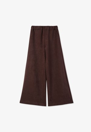 Pantaloni a gamba larga in materiale fleece marrone scuro. Caratterizzati da una cintura elastica e due tasche laterali. Texture liscia, senza motivi visibili.