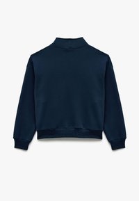 Sudadera de marina, fabricada en una mezcla de algodón, corte relajado, cuello alto, puños y dobladillo acanalados, textura suave, diseño minimalista.