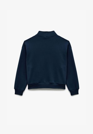 Merinovaatteet, puuvillasekoitetta, rento malli, korkea kaulus, ribbireunat hihansuissa ja helmoissa, sileä pinta, minimalistinen muotoilu.