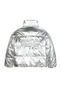 Srebrna kurtka puchowa z wysokim kołnierzem, pikowany design i błyszcząca tekstura. Zauważalny detal z logo na tylnym panelu. Krótki, oversize'owy krój.