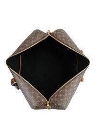 Ruskea kuviollinen käsilaukku, jossa on kultainen vetoketju, auki oleva näkymä mustasta sisältä. Ominaisuuksiin kuuluu nahkaiset yksityiskohdat ja geometrinen muotoilu.