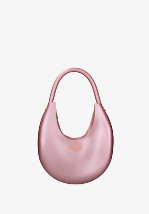 Glänzende rosa Hobo-Tasche mit runder Form, glatter Textur und einem einzelnen Griff. Verfügt über ein kleines Markenschild an der Vorderseite.