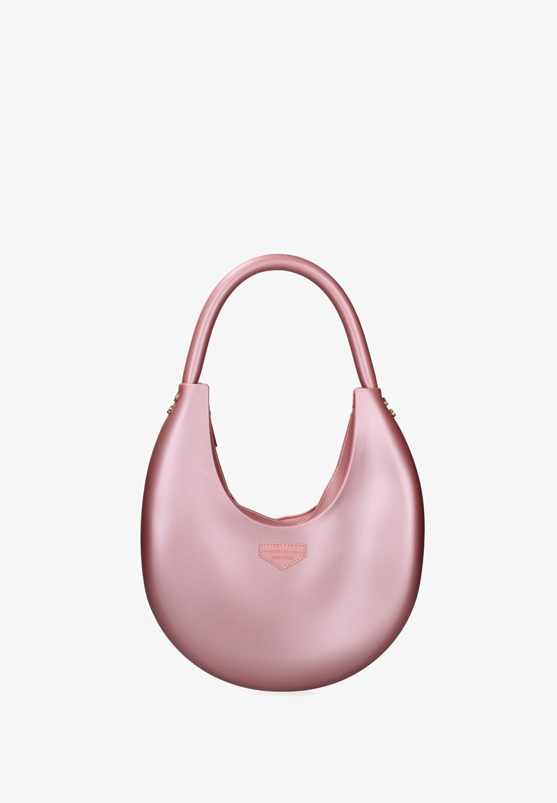 Glanzende roze hobo tas met een ronde vorm, gladde textuur en een enkele handgreep. Beschikt over een klein merklabel aan de voorkant.