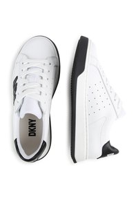 Zapatillas de cuero blanco con acentos en negro, puntera redonda, diseño de cordones, detalles laterales perforados y suela de goma texturizada.