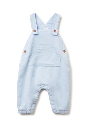 Combinaison bébé bleu clair avec bretelles, poche avant et boutons marron sur les bretelles et les côtés, en tissu doux.