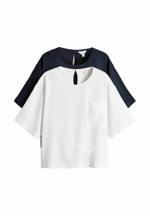 Dwie bluzki z krótkim rękawem, jedna biała z kieszonką z przodu i dekoltem z wycięciem, druga czarna o podobnym wycięciu, ułożone na płasko, częściowo nałożone na siebie.