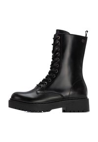 Botas de tobillo de cuero negro con cordones, suela gruesa, puntera redondeada y acabado texturizado. Presentan ojales de metal y una lengüeta.