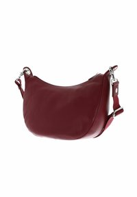 Sac en cuir bordeaux avec des accessoires en métal argenté et une bandoulière réglable sur fond blanc.