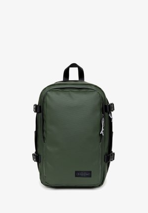 Groene nylon rugzak met zwarte accenten, voorzien van een bovenhandvat, ritsvakken en verstelbare banden. Merkenlogo zichtbaar aan de voorkant.