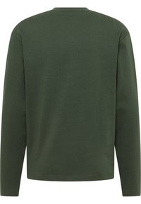 Tamsiai žalios spalvos marškiniai ilgomis rankovėmis, pagaminti iš minkštos medvilnės. Turi apvalų kaklą ir tiesų apatinį kraštą be jokių puošmenų. Lygus audinys.