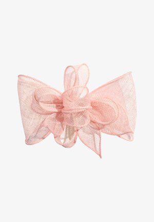 Delikatna różowa siatkowa kokarda z wieloma pętlami i szerokimi końcówkami, prezentująca lekką i przezroczystą fakturę tkaniny.