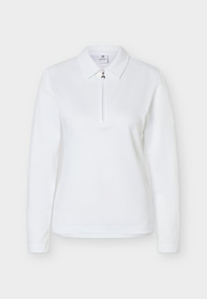 Polo blanco de manga larga con media cremallera plateada y cuello puntiagudo, mostrado sobre un fondo sencillo.