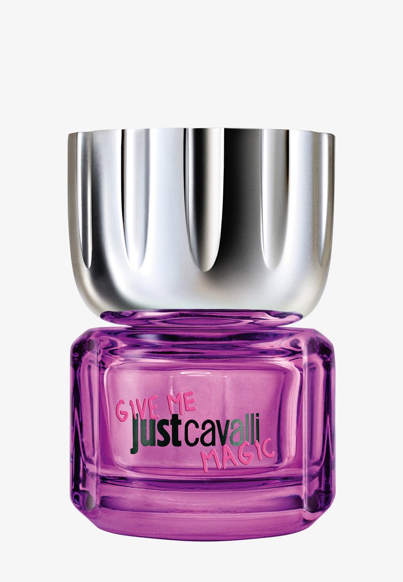 Lilla rektangulær parfymeflaske med sølvfarget rundet hette, merket "Give Me Just Cavalli Magic" med rosa, svart og grønn tekst.