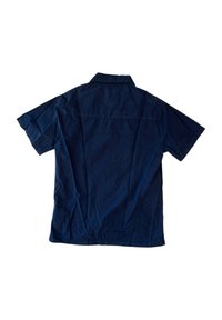 Camicia blu navy a maniche corte con colletto classico, realizzata in tessuto leggero, caratterizzata da un'unica spalla sul retro e una vestibilità rilassata.