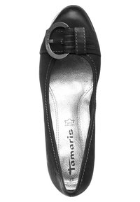 Černé kožené baleríny s kulatou špičkou, stříbrným lemováním a ozdobnou přezkou vpředu. Šití zdůrazňující okraje.