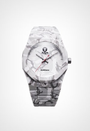 Orologio da polso con motivo mimetico bianco e grigio, quadrante rotondo, lancette ore e minuti argentate, lancetta dei secondi rossa e marchio Aape by D1 Milano.