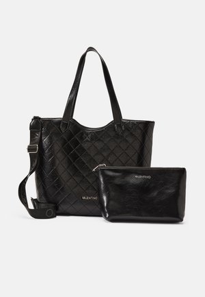 Sort quiltet Valentino tote taske med dobbelt håndtag og aftagelig skulderrem, kombineret med en mindre sort Valentino lynlåspung.