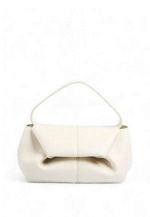 Pequeño bolso de mano de cuero color crema con un diseño fruncido y una única correa corta, mostrado sobre un fondo blanco.