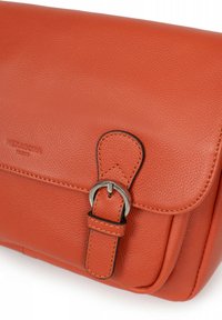 Borsa a tracolla in pelle arancione con superficie texturizzata, dotata di una fibbia in metallo argentato e dettagli sulla fascia di una patta pieghevole.