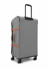 Grijze rolkoffer met een gladde stoffen buitenkant, oranje ritsaccenten, een uitschuifbare handgreep en vier multidirectionele wielen voor mobiliteit.