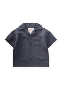 Korte mouwen, marineblauw shirt met een kraag, voorzien van drie knopen aan de voorkant en een label zichtbaar aan de binnenkant.