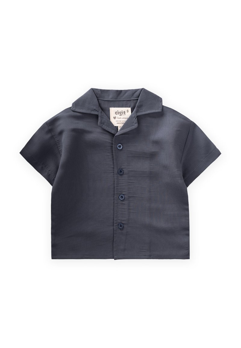 Korte mouwen, marineblauw shirt met een kraag, voorzien van drie knopen aan de voorkant en een label zichtbaar aan de binnenkant.