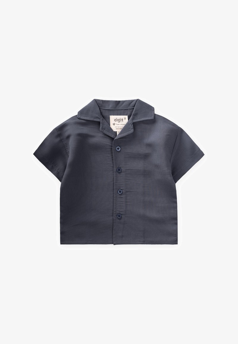 Camicetta a maniche corte di colore blu navy con colletto, caratterizzata da tre bottoni sul davanti e un'etichetta visibile all'interno.