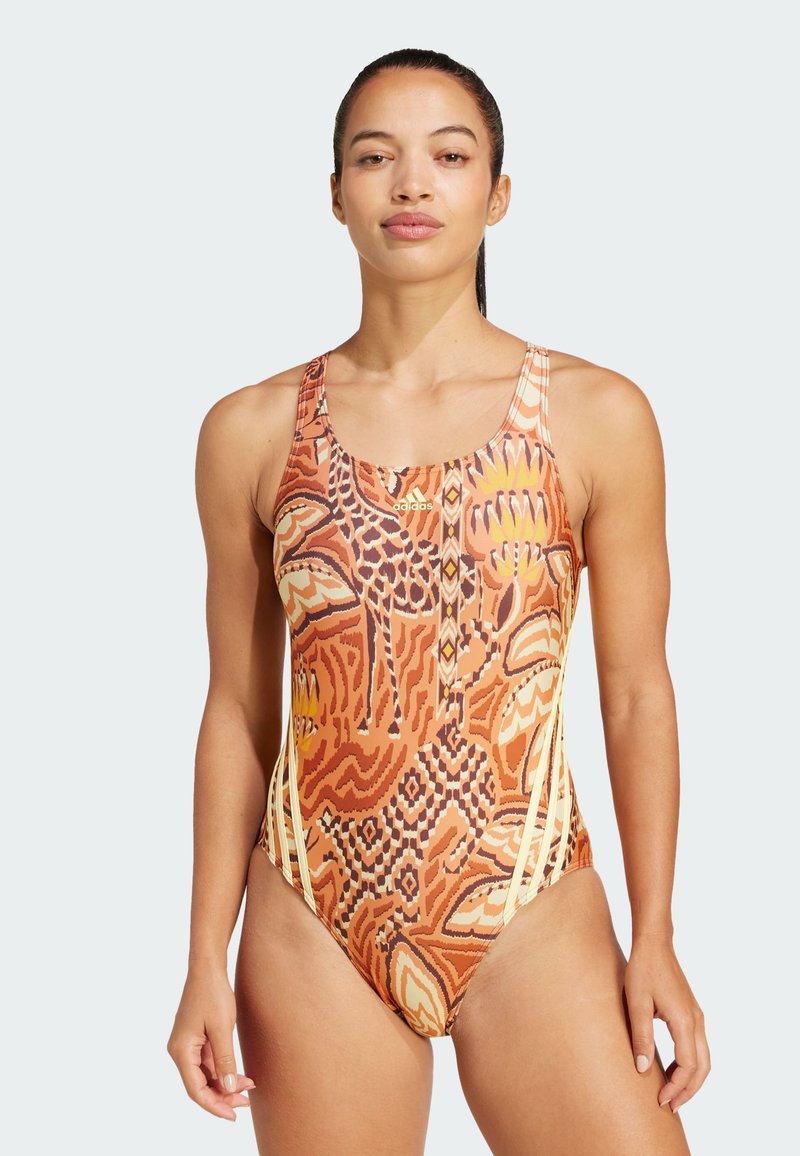 Maillot de bain une pièce orange et marron avec des motifs abstraits, doté de fines bretelles et d'accents latéraux en jaune contrastant.