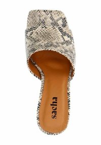 Open-toe slide sandaal in beige en zwart slangenprint; heeft een gestructureerde bovenkant en een gladde bruine inlegzool met 'sacha' branding.