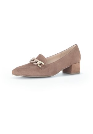 Mocassin bas en daim marron avec détail chaîne et bout carré arrondi, photographié sur fond blanc.