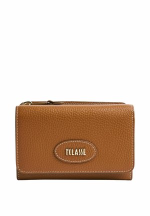 Portafoglio in pelle marrone strutturata con cuciture bianche e logo metallico dorato sulla patta frontale, forma rettangolare con sezione superiore con zip.