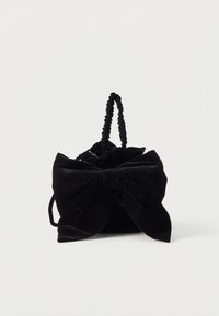 Μαύρη βελούδινη τσάντα χειρός με μεγάλο φιόγκο, σχεδιασμό με ρίγες και στριφογυριστή λαβή. Απαλή υφή με διακριτική λάμψη παντού.