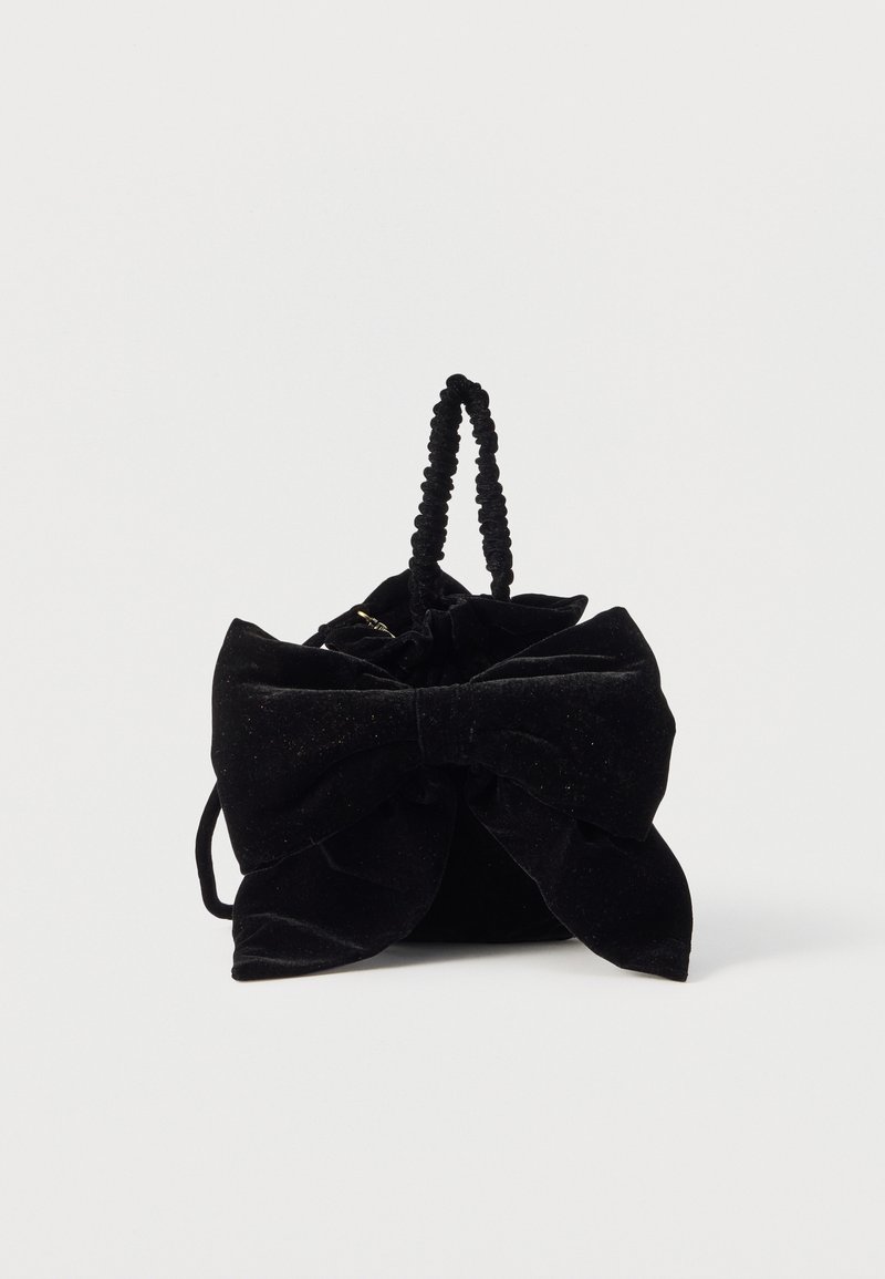 Μαύρη βελούδινη τσάντα χειρός με μεγάλο φιόγκο, σχεδιασμό με ρίγες και στριφογυριστή λαβή. Απαλή υφή με διακριτική λάμψη παντού.