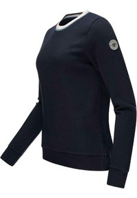 Námořnická modrá mikina s dlouhým rukávem a žebrovanými manžetami, kulatým výstřihem s bílým a modrým lemem a kulatou nášivkou na levém rukávu.
