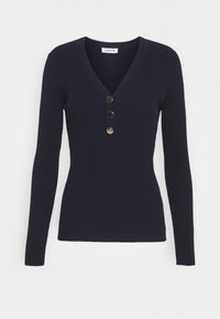 Marineblauwe ribgebreide trui met lange mouwen en een V-hals, voorzien van drie gouden decoratieve knopen aan de voorkant. Soepele textuur en een aangesloten pasvorm.