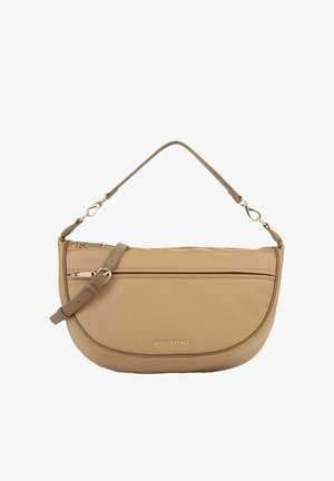 Borsa a spalla color cuoio in pelle texturizzata, caratterizzata da una forma curva e dettagli in metallo dorato. Include una chiusura superiore con zip e una tracolla regolabile.