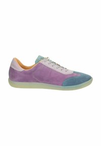 Sneaker multicolore in suede viola, blu e grigio chiaro. Presenta una punta arrotondata, una suola trasparente e piatta, e un design con lacci.