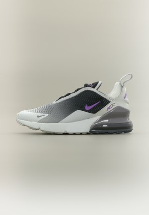 Baskets Nike Air Max 270 blanches et grises avec des accents violets et un coussin d'air visible dans la semelle, vue latérale sur fond uni.
