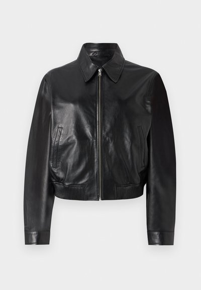 Must valgkonna nahast pommitaja jakk, millel on eesneel ja ribaga mansetid. Omab küljetaskuid ja lühikest disaini.