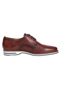 Bruine leren schoenen met een gladde textuur, ronde neus en vier veterogen. Voorzien van een wit en marineblauw gestreepte zool.