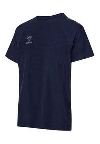 T-shirt de sport bleu marine à manches courtes avec col rond, coutures latérales et petit logo Hummel gris clair sur la poitrine.